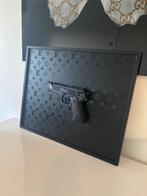 LV Louis Vuitton Gun pistool schilderij wanddeco Eric Kuster, Ophalen of Verzenden, Zo goed als nieuw, Schilderij, 75 cm of meer