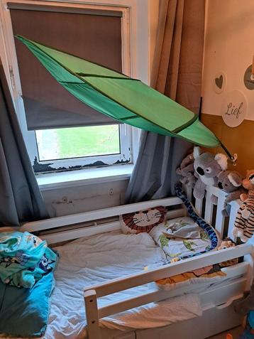 Bedhemel in de vorm van een blad beschikbaar voor biedingen