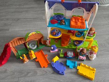 Vtech huis met figuurtjes beschikbaar voor biedingen