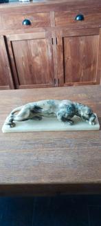 GROTE SLUIPENDE TIJGER VAN HANDGESNEDEN ALBAST OP MARMER, Ophalen of Verzenden