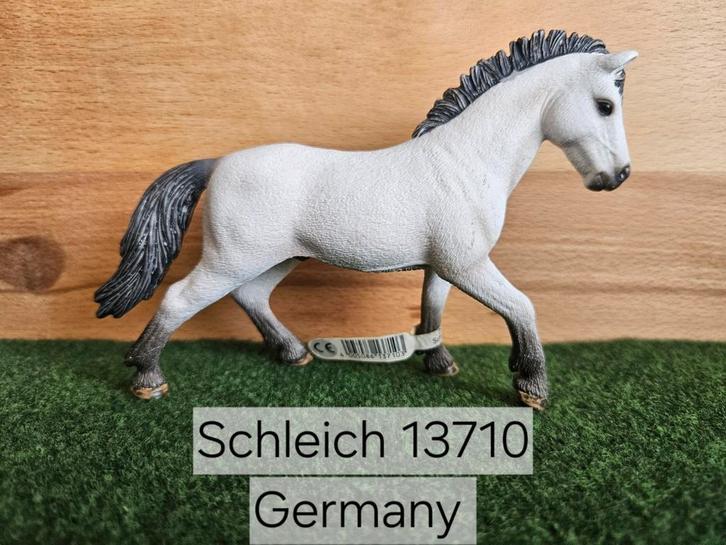 Schleich 13710 Camargue hengst met vaantje
uit 2012, Verzamelen, Dierenverzamelingen, Zo goed als nieuw, Beeldje of Figuurtje
