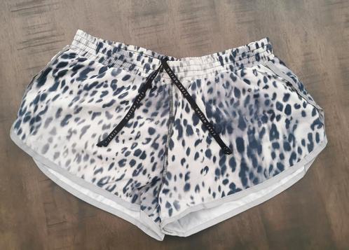 Bershka Start Moving short mt. M, Kleding | Dames, Sportkleding, Nieuw, Fitness of Aerobics, Maat 38/40 (M), Overige kleuren, Verzenden
