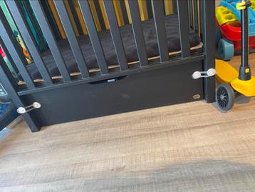 Zwarte box met matras en muziekmobiel beschikbaar voor biedingen