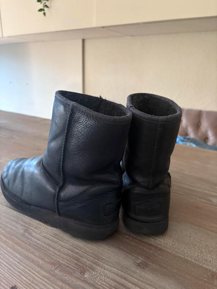 Originele Zwarte glad leren Ugg short boots mt 38, Kleding | Dames, Schoenen, Zo goed als nieuw, Zwart, Ophalen of Verzenden