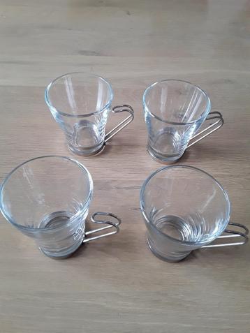 Theeglazen beschikbaar voor biedingen