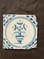 Antieke Delfts blauwe wandtegel vaas met tulpen, Ophalen of Verzenden