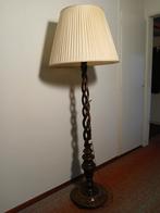 Oude notenhouten staande lamp met gedraaide voet., Huis en Inrichting, Lampen | Vloerlampen, Ophalen, 150 tot 200 cm