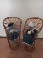 Ouderwets poppenstel in rieten stoelen, Ophalen of Verzenden, Gebruikt, Pop