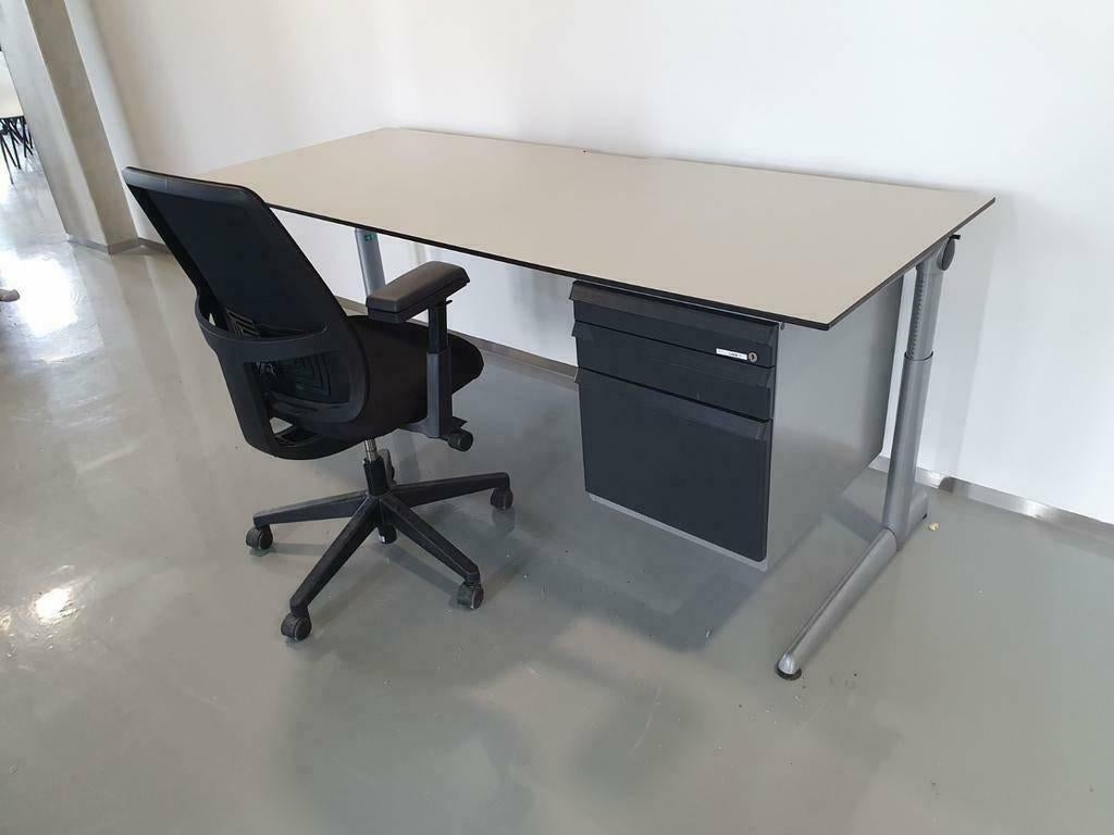 Ahrend 500 bureau 200x80 met of zonder ladeblok (16 beschik), In hoogte verstelbaar, Zo goed als nieuw, Ahrend, Info@ahrend.com