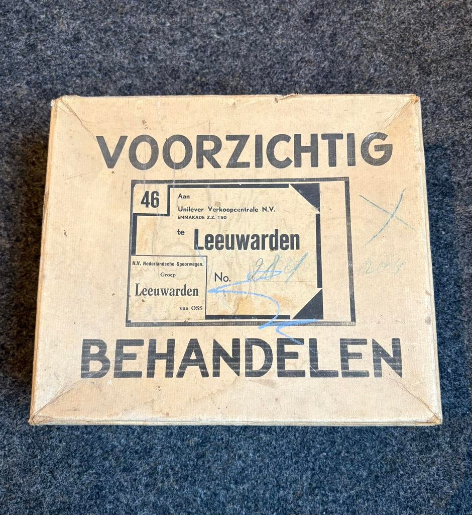 Kartonnen doos Unox met verzendlabel leeuwarden (jaren 50), Ophalen of Verzenden, Gebruikt, Trein