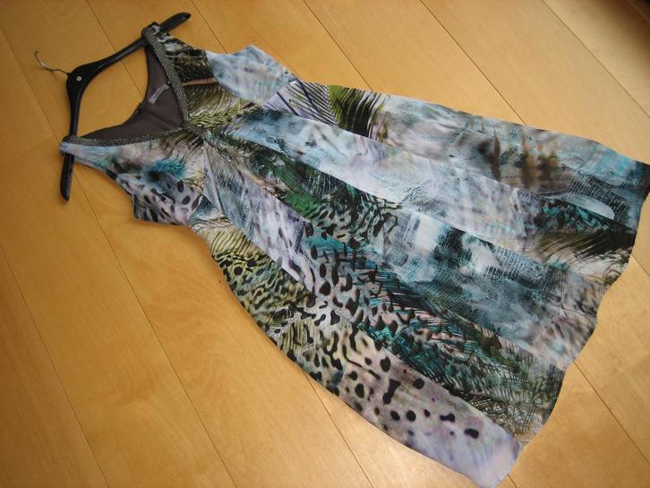 Prachtige chique zwierige jurk van ARTICLES 36-38 snazzeys, Kleding | Dames, Jurken, Nieuw, Maat 36 (S), Overige kleuren, Onder de knie