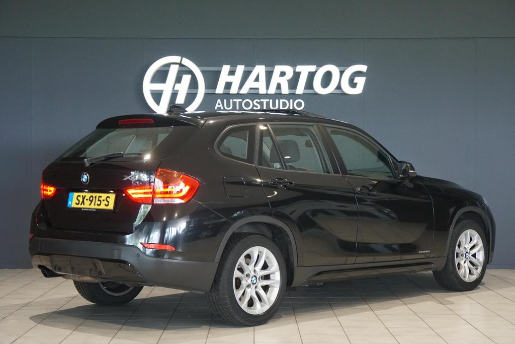 BMW X1 sDrive18i + AUTOMAAT / PANORAMA / SPORT / STUUR/STOEL, Auto's, BMW, Euro 6, 4 cilinders, 150 pk, Zwart