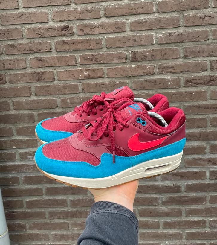 Nike Air Max 1 Team Red Green Abyss, Kleding | Heren, Schoenen, Zo goed als nieuw, Sneakers of Gympen, Overige kleuren, Ophalen of Verzenden