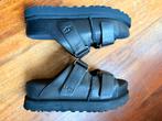 UGG zwart leren slippers 39 - als nieuw, Ophalen of Verzenden, Zo goed als nieuw, Maat 34 (XS) of kleiner, Overige typen