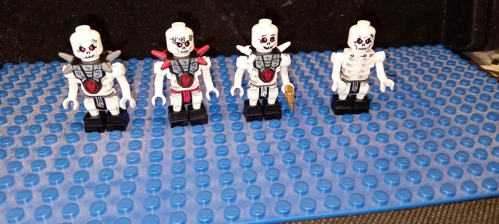 LEGO NINJAGO. 4 skeletten.minifigs, Ophalen of Verzenden, Zo goed als nieuw