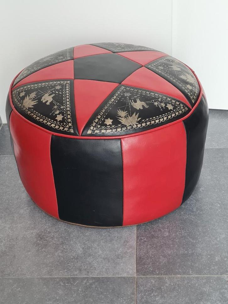 Ronde vintage poef / rood-zwart met gouden bedrukking, Verzamelen, Retro, Huis en Inrichting, Ophalen of Verzenden