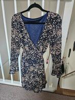 Zwarte wikkeljurk met bloemenprint.Maat s/m, Kleding | Dames, Zwart, Boven de knie, Ophalen, Maat 38/40 (M)