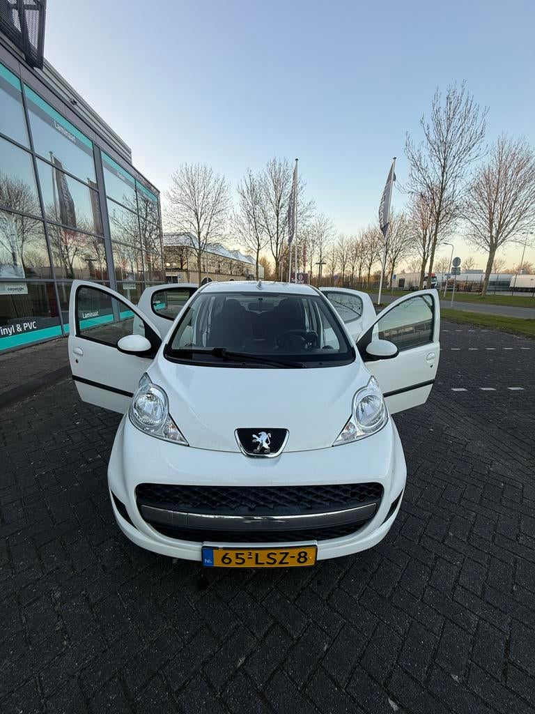Peugeot 107 1.0 12V 5DR 2010 Wit nieuwe apk!!!, Zwart, 4 stoelen, Origineel Nederlands, Handgeschakeld