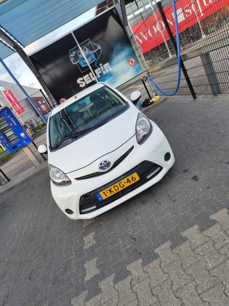 Toyota Aygo 1.0 12V Vvt-i 5DRS 2013 Wit, Voorwielaandrijving, Euro 5, Stof, Zwart