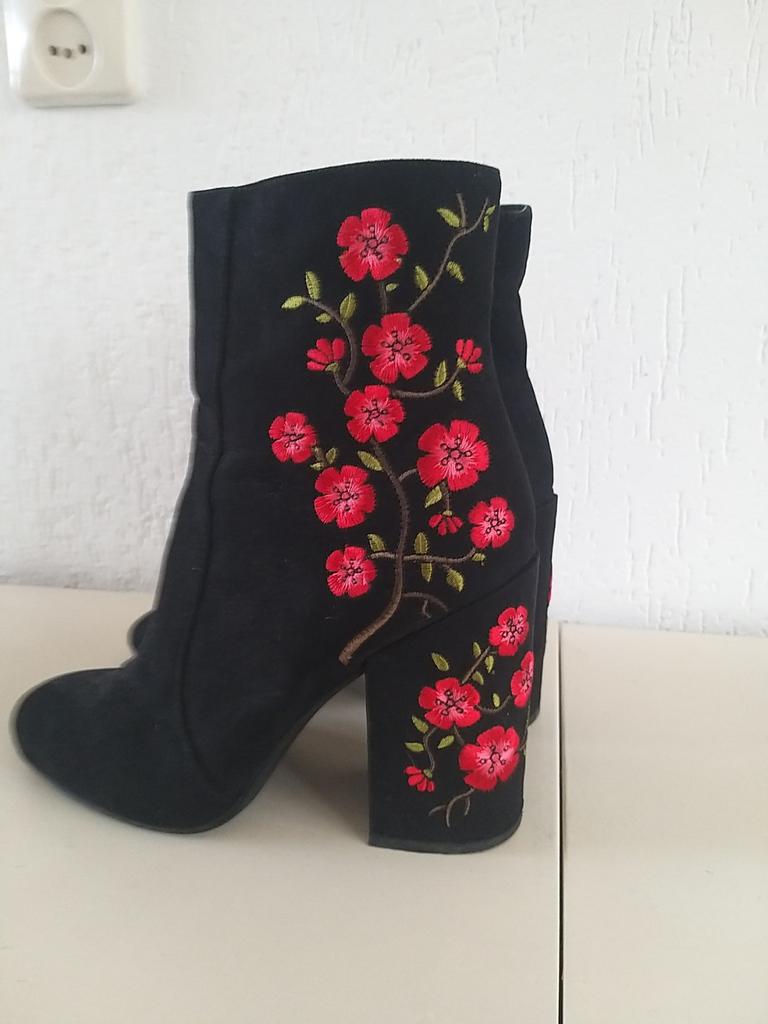 Schattige laarsjes maat 37, Kleding | Dames, Schoenen, Ophalen of Verzenden, Zo goed als nieuw, Zwart