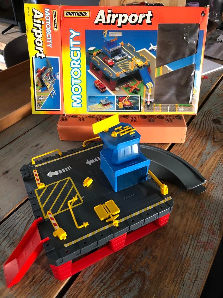 Vintage Matchbox Airport speelset met 2 vliegtuigjes, Ophalen of Verzenden, Gebruikt, Jongen of Meisje