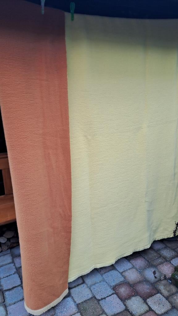 Mooie vintage 2-persoons deken met een gele en oranje zijde., Ophalen of Verzenden, Zo goed als nieuw, N.v.t, N.v.t