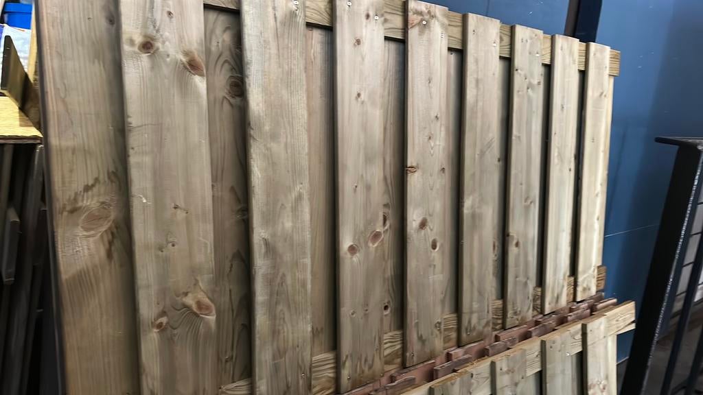 Schutting grenen, Tuin en Terras, Schuttingen, 1 tot 2 meter, Minder dan 3 meter, Ophalen of Verzenden, Zo goed als nieuw