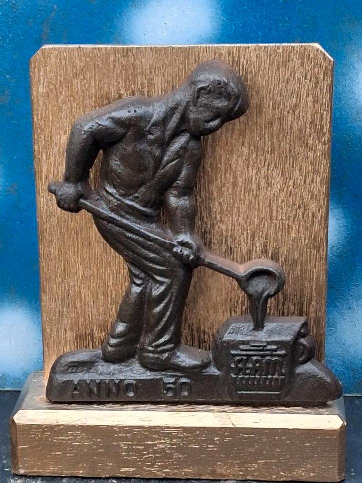 Ijzergieter. Plaquette. Metaal.  Houten sokkel.  18 cm., Verzamelen, Overige Verzamelen, Zo goed als nieuw, Ophalen