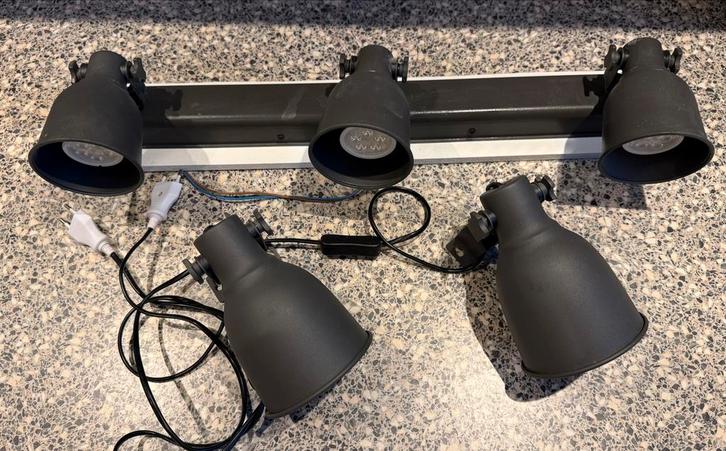 Ikea Hektar plafondrail 3 spots + 2 losse spotjes, Huis en Inrichting, Lampen | Losse lampen, Gebruikt, Led-lamp, Minder dan 30 watt