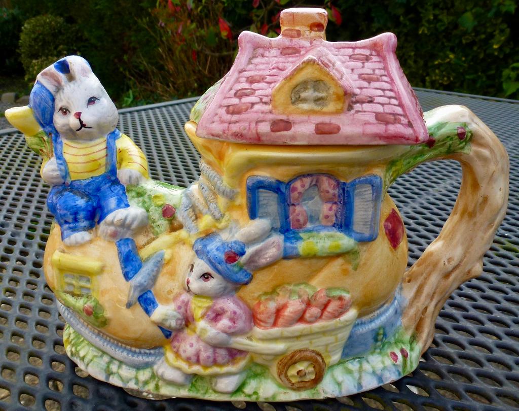 Leuke Theepot met haasjes / konijntjes, iets voor Pasen?, Verzenden, Zo goed als nieuw