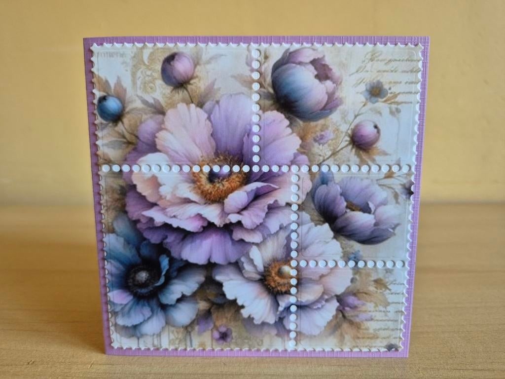 80a) zelfgemaakte kaart- lila bloemen, Hobby en Vrije tijd, Ophalen of Verzenden, Nieuw, Overige thema's