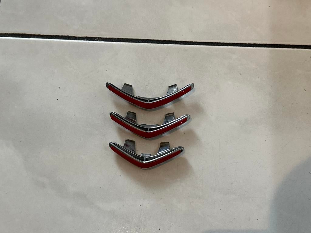 Vespa Sprint Primavera sierstrip grill voorzijde rood chroom, Ophalen of Verzenden