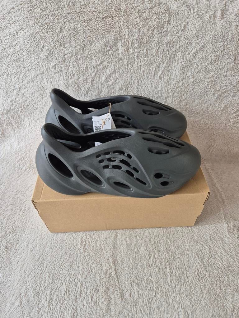 Yeezy Foam Runner Carbon Maat 47, Kleding | Heren, Schoenen, Ophalen of Verzenden, Nieuw