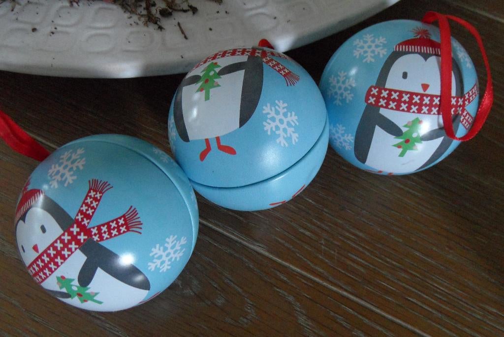 3x lichtblauwe kerstbal met pinguïns, Ophalen of Verzenden, Zo goed als nieuw