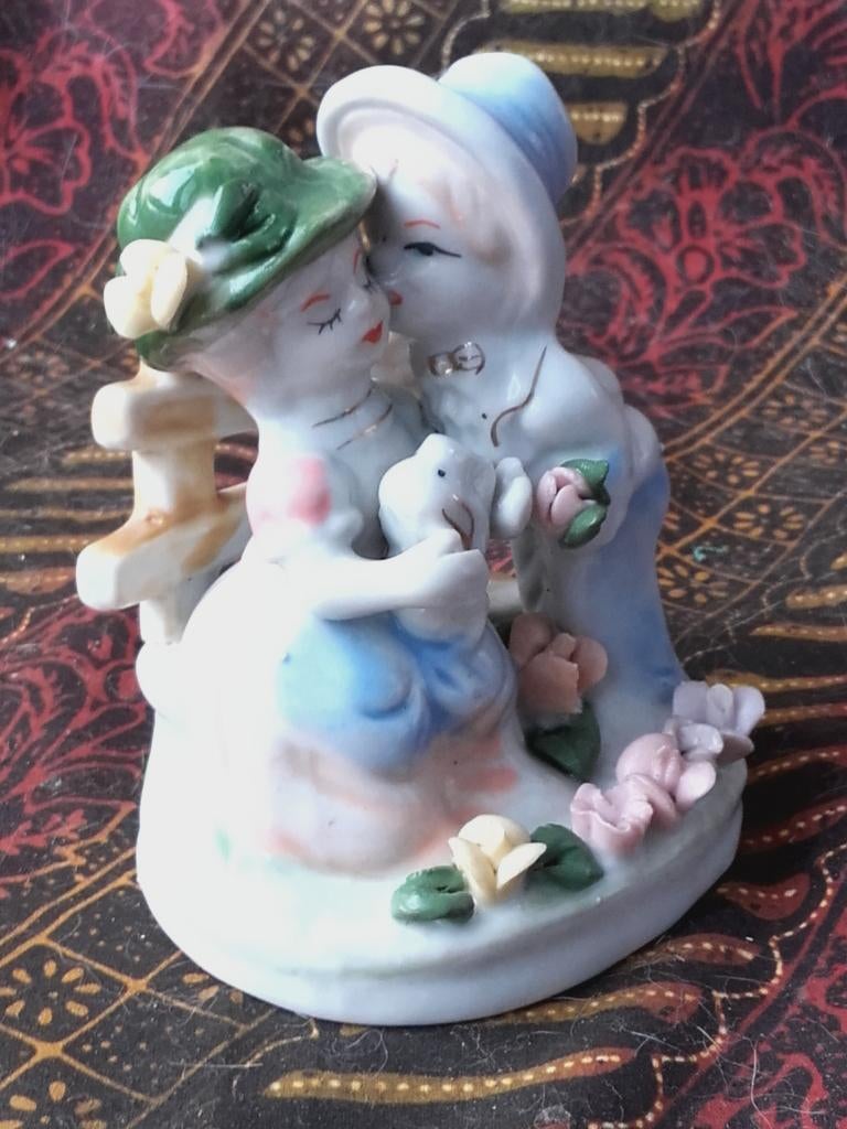 Mooi oud beeldje uit Duitsland van jongen en meisje 9,5 cm., Antiek en Kunst, Ophalen of Verzenden
