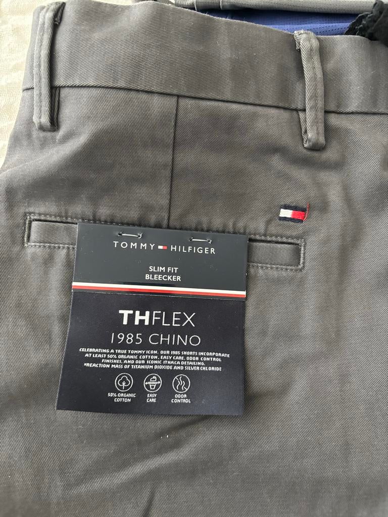 Tommy Hilfiger THFlex 1985 Chino Slim Fit Bleecker, Ophalen of Verzenden, Nieuw, Maat 46 (S) of kleiner, Grijs