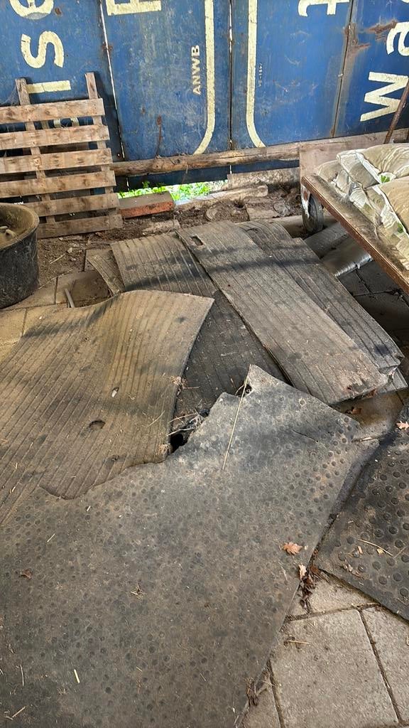 Rubberen matten 10 stuks €75, Stalling