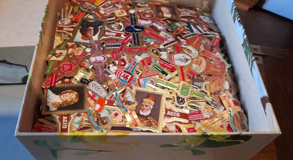 Sigarenbandjes doos vol, Verzamelen, Rookartikelen, Aanstekers en Luciferdoosjes, Ophalen of Verzenden, Sigarenbandjes