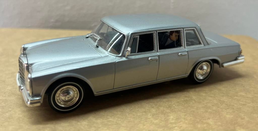 1:43 Universal Hobbies , Mercedes 600., Hobby en Vrije tijd, Modelauto's | 1:43, Ophalen of Verzenden, Zo goed als nieuw, Auto