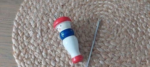 2 OUDE HOUTEN PUNNIKKLOSJES -PUNNIK- KLOS MET NAALD EN WOL, Ophalen of Verzenden