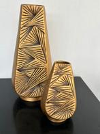 Aardewerk Vazen geometrisch relief 17/32 cm, Ophalen of Verzenden, Zo goed als nieuw