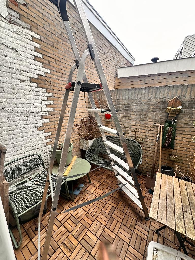 Altrex huishoudtrap 8 treden, Doe-het-zelf en Verbouw, Ladders en Trappen, Ophalen, Trap, Zo goed als nieuw, Opvouwbaar of Inschuifbaar