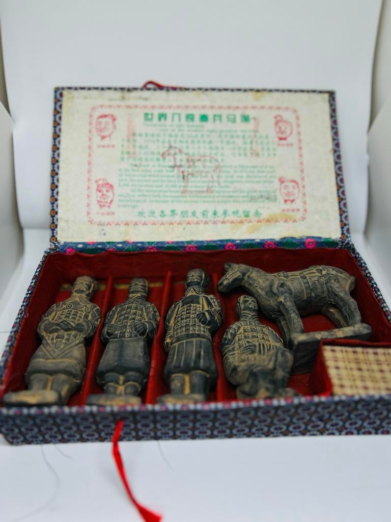 Terracotta Leger Stijl Beeldjes Set - 5 Soldaten + Paard, Verzamelen, Beelden en Beeldjes, Ophalen of Verzenden, Gebruikt, Mens