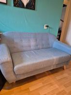 Nette lichtblauwe 2-zitsbank met houten poten, Huis en Inrichting, Banken | Bankstellen, Ophalen, Gebruikt, Minder dan 75 cm, 150 tot 200 cm