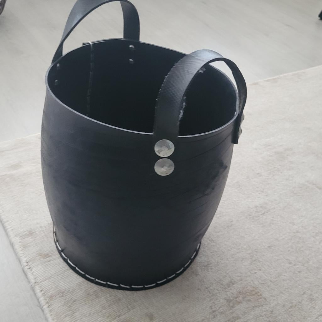 Zwarte mand van gerecycled materiaal, Ophalen, Rond, Overige materialen