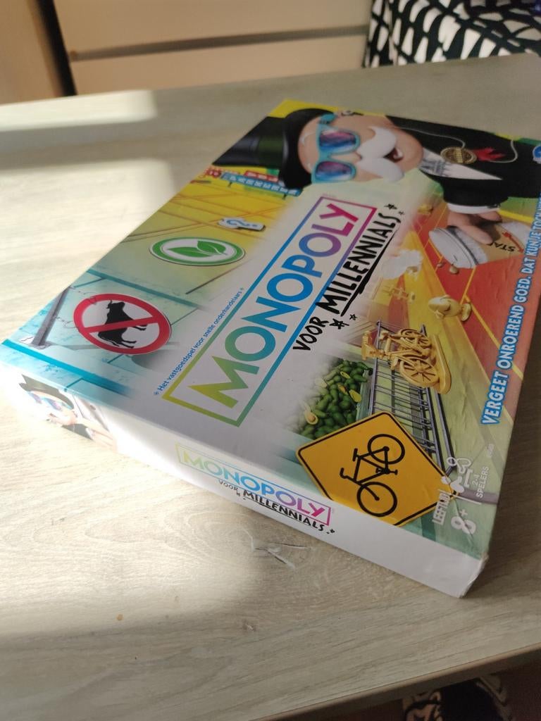 Monopoly voor Millennials - Zo goed als nieuw, Vijf spelers of meer, Ophalen of Verzenden, Zo goed als nieuw, Hasbro European Services, 4 The Square, Stockley Park, Uxbridge, Middlesex, UB11 1ET, UK