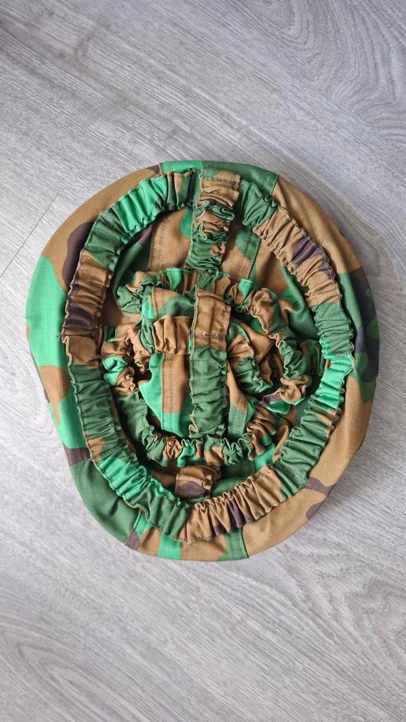 M95 helmcover jungle camo, Verzamelen, Ophalen of Verzenden, Landmacht, Nederland, Kleding of Schoenen