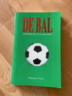 De bal - berichten van het voetbalveld, Ophalen of Verzenden, Zo goed als nieuw, Balsport
