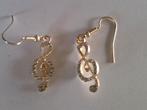 Muzieknoten oorbellen, Sieraden, Tassen en Uiterlijk, Oorbellen, Ophalen of Verzenden, Zo goed als nieuw, Goud, Overige materialen