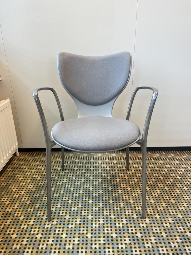 Akaba Gorka vergaderstoel, Huis en Inrichting, Stoelen, Gebruikt, Vijf, Zes of meer stoelen, Kunststof, Metaal, Stof, Ophalen of Verzenden